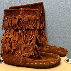 Minnetonka Three Layer Fringe Boots W9